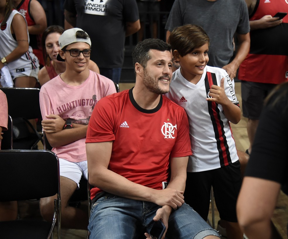 Julio Cesar esteve no jogo e foi ovacionado no centro de quadra, além de tirar fotos com fãs (Foto: André Durão)