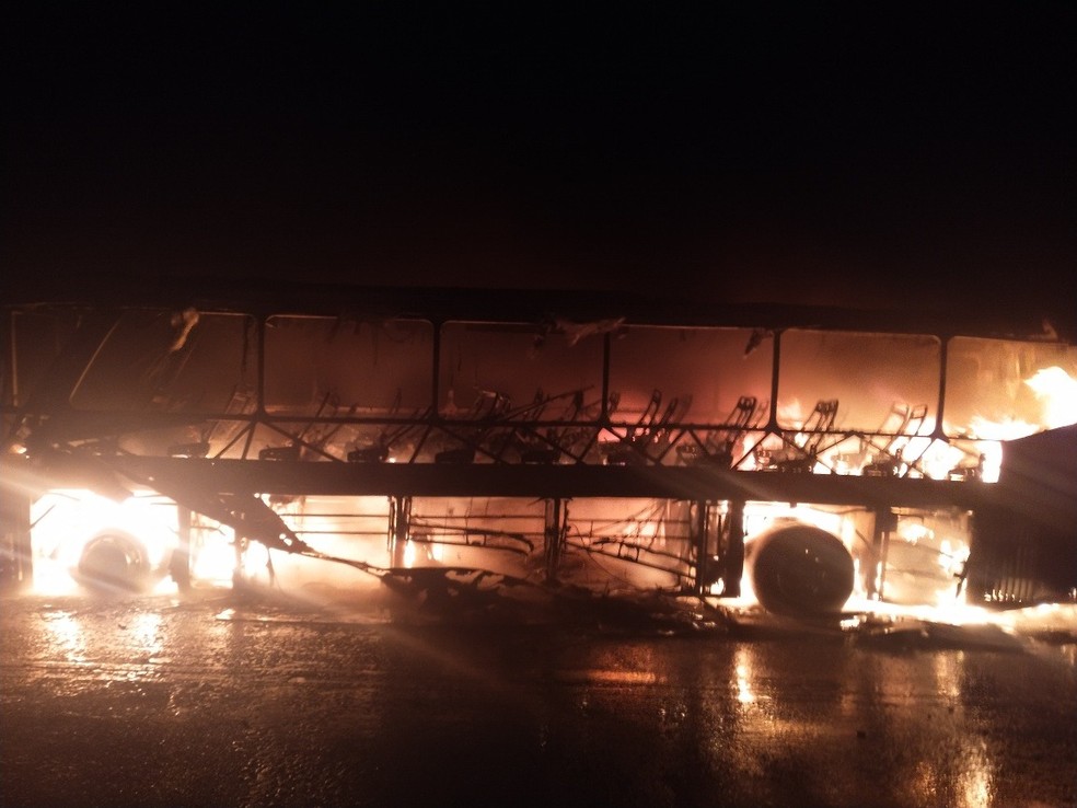 Ônibus de turismo de passageiros pegou fogo na vicinal que liga Bocaina a Dois Córregos na madrugada desta quinta (22) — Foto: Defesa Civil/ Divulgação