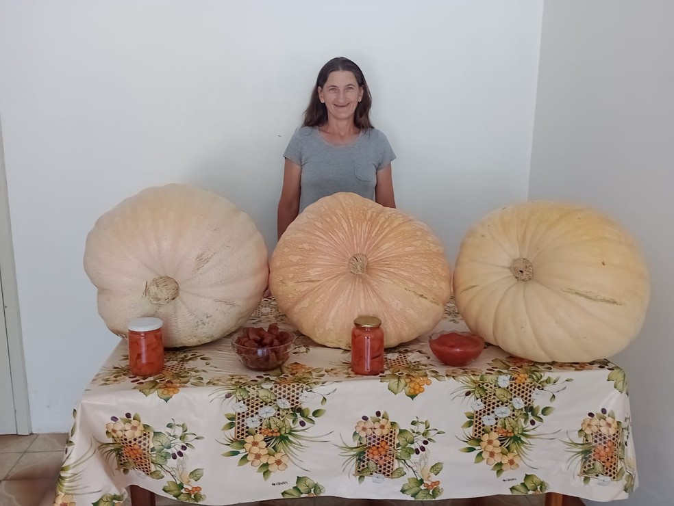 Márcia e as abóboras gigantes de Arroio do Meio — Foto: Arquivo pessoal