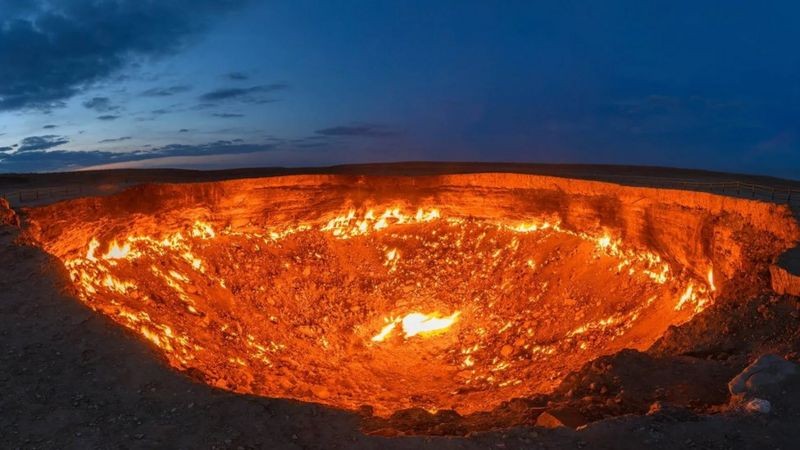 O que provocou o fogo da 'Porta do Inferno', cratera que queima há décadas (Foto: Getty Images)
