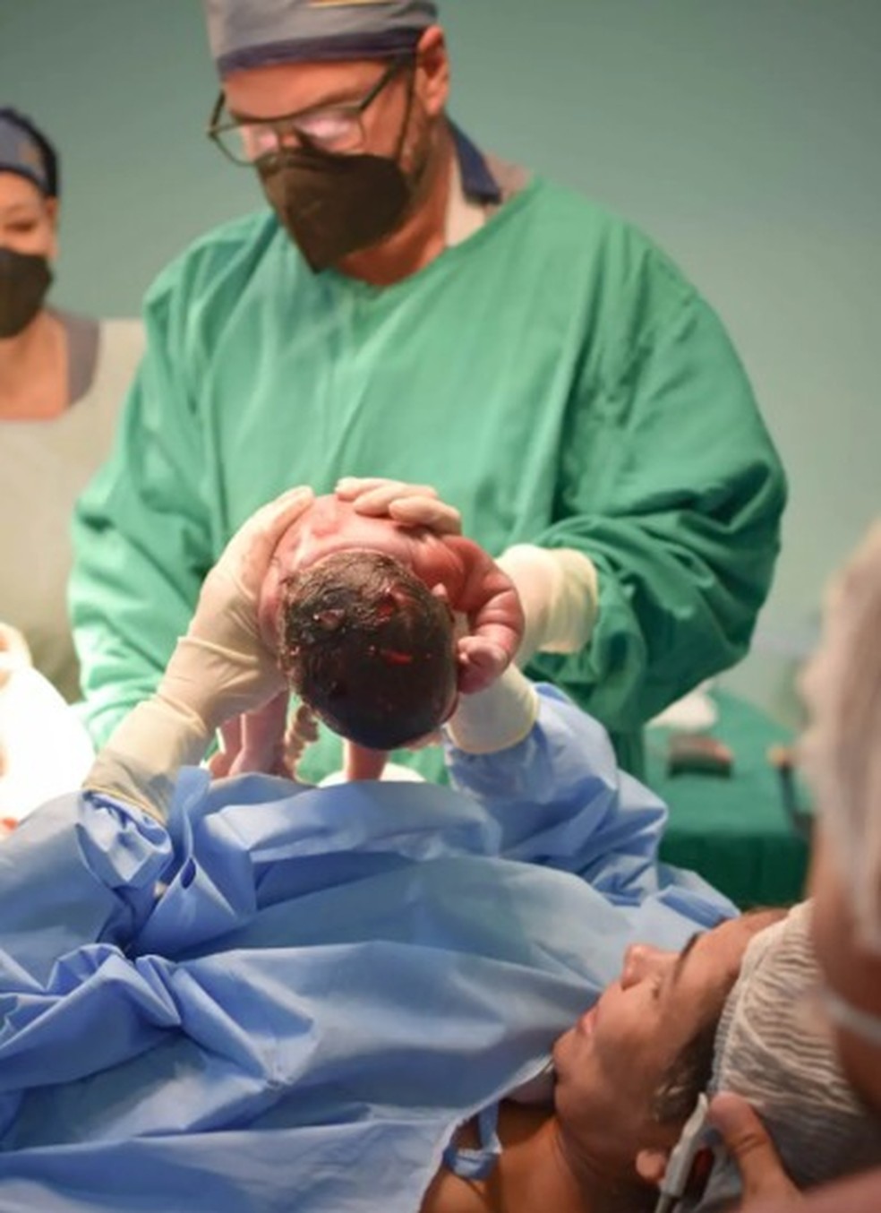 Momento em que mãe traz Beatriz ao mundo — Foto: Reprodução/ CL Fotografia MS
