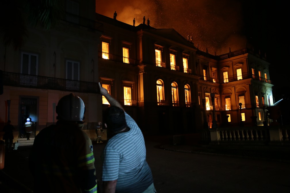 Incêndio atingiu Museu Nacional por volta das 19h30 deste domingo (2) (Foto: Fernando Souza /Adufrj)