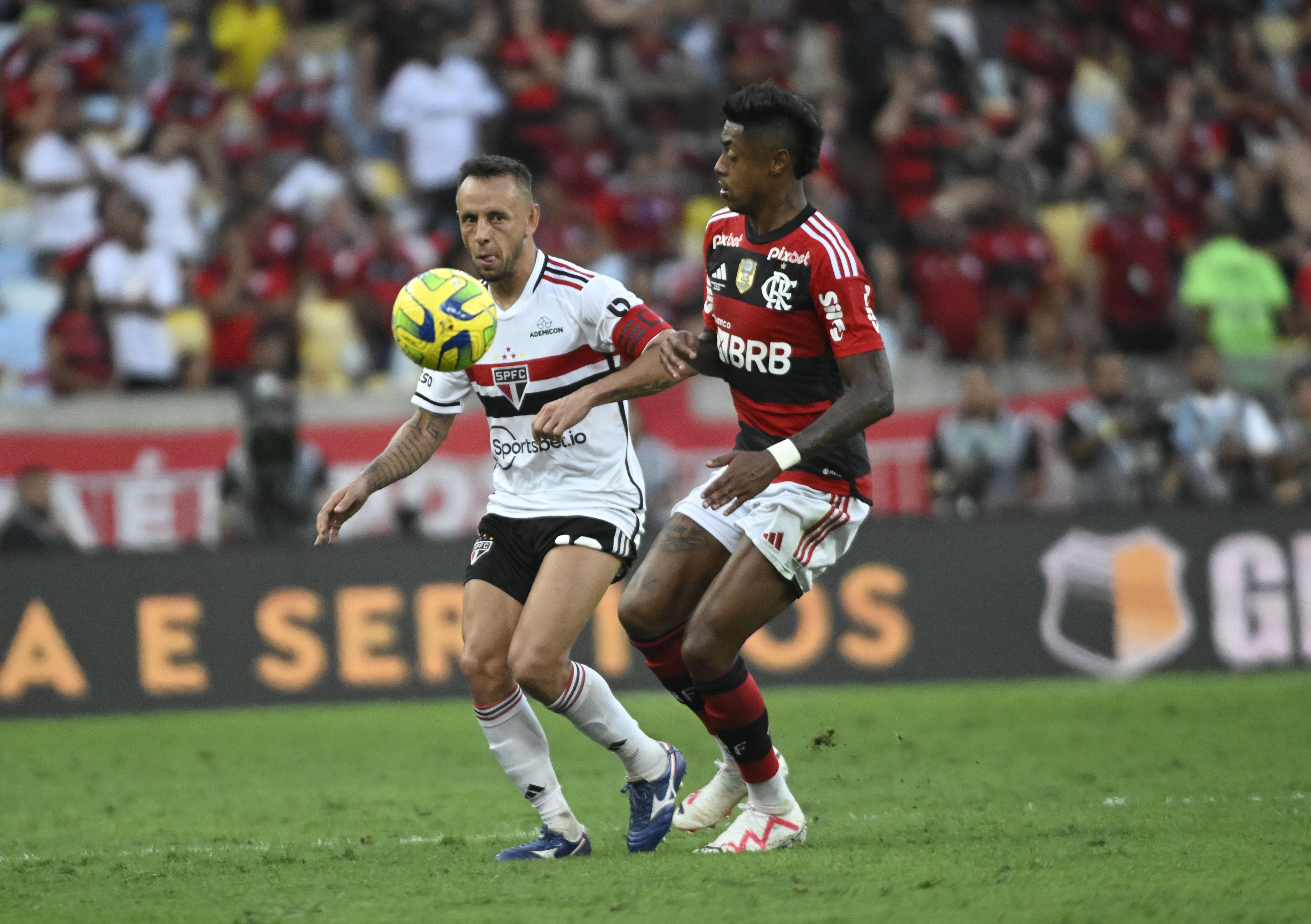 Rafinha freia euforia no São Paulo após vitória em primeira final: 
