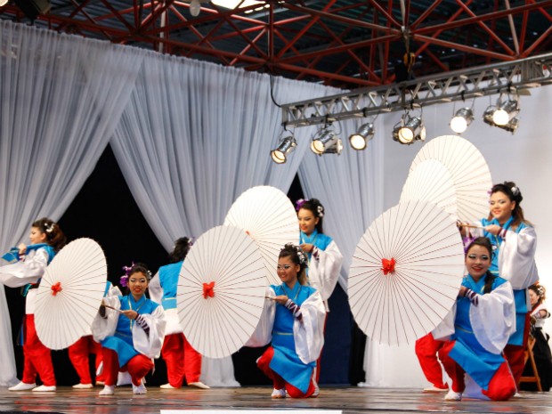 Diversos grupos de dança japonesa contemporânea se apresentam nos dois dias de festival (Foto: Divulgação/Festival Yosakoi Soran)