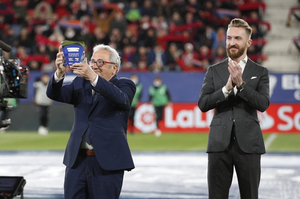 Presidente Luis Sabalza, do Osasuna, com o prêmio de melhor estádio do mundo para o El Sadar — Foto: Osasuna