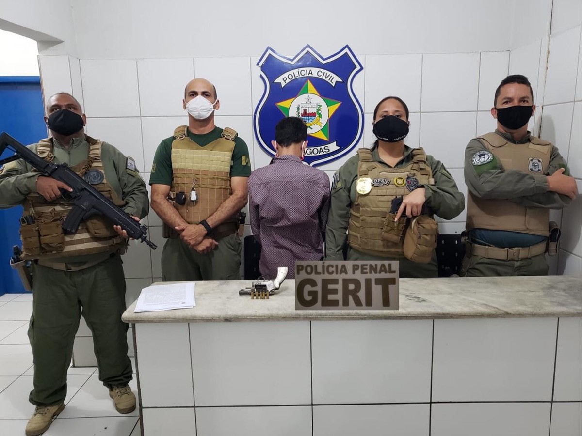 Policiais penais prendem homem por porte ilegal de arma no Santos