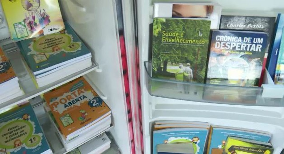 Na geladeira literária, ao invés de alimentos, você encontra livros — Foto: Reprodução/Rede Amazônica Acre 