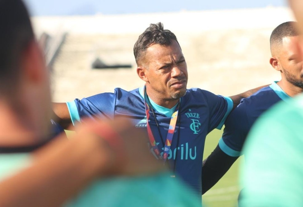 Marcelinho Paraíba precisa mudar a logística de preparação do Treze após os adiamentos dos jogos contra o Botafogo-PB, pela Copa do Nordeste, e também do Campeonato Paraibano — Foto: Cassiano Cavalcanti / Treze