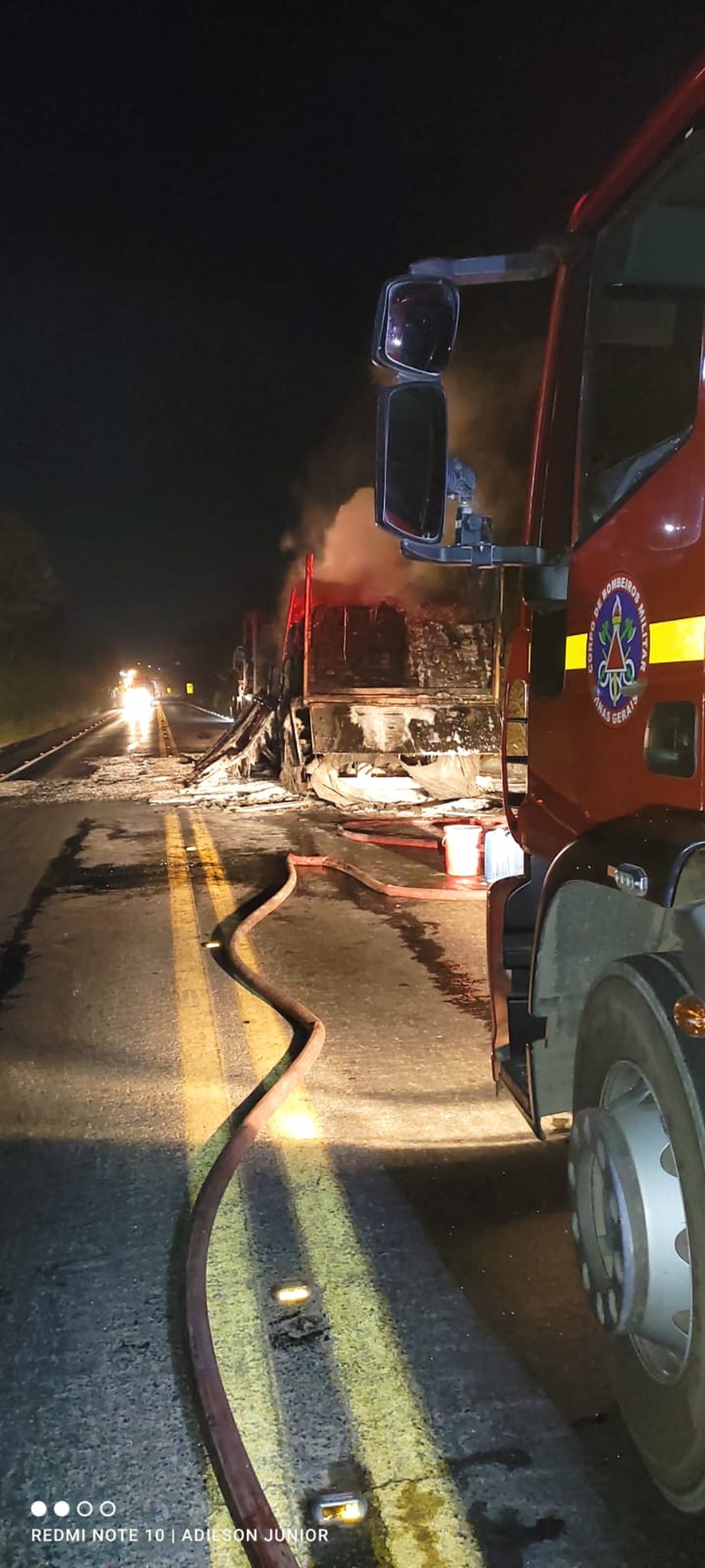 Carreta que transportava 32 toneladas de madeira pega fogo na BR-365, em Montes Claros
