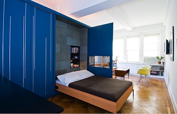 A cama surge do móvel multiuso e forma um quarto confortável (Foto: Divulgação)