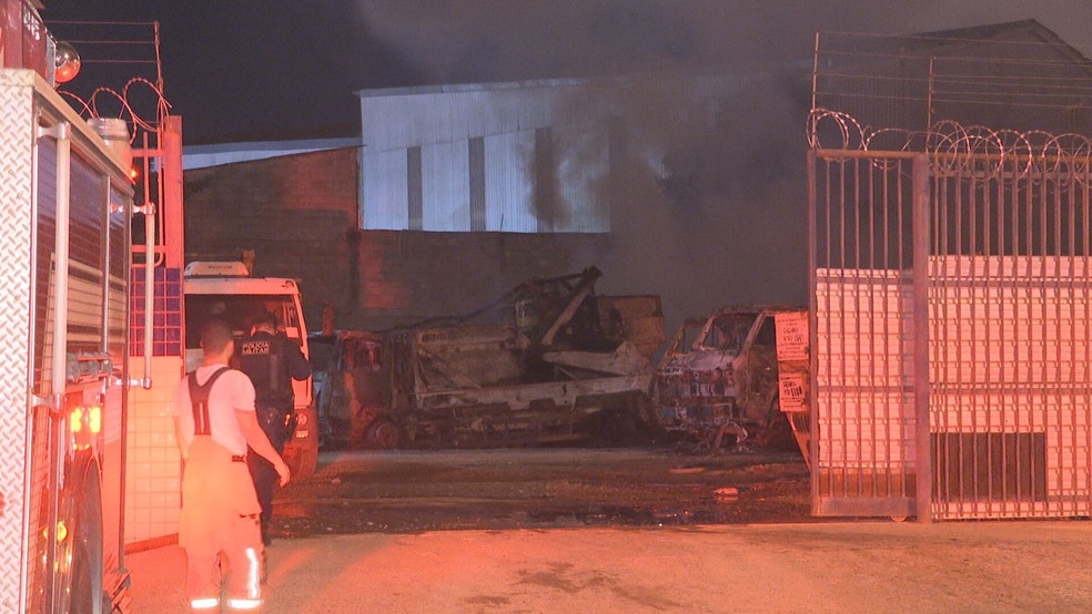 Incêndio destrói caminhões em galpão na Estrutural, no DF — Foto: TV Globo/Reprodução