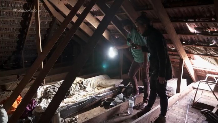 Morador que teve casa destruída por chuva no RS passa a morar no sótão: 'Não saio daqui' 