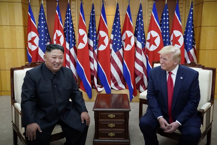 O presidente dos EUA, Donald Trump, reunido hoje com o líder norte-coreano Kim Jong Un na zona desmilitarizada que separa as duas Coréias, em Panmunjom, Coreia do Sul  (Foto: Reuters/Kevin Lamarque/Direitos Reservados)