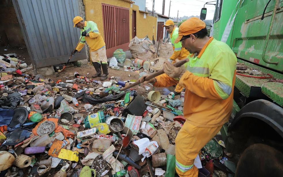 Equipes de limpeza retiram lixo da casa de Elídia de Oliveira, de 72 anos — Foto: Alexandre de Azevedo/Prefeitura de Ribeirão Preto