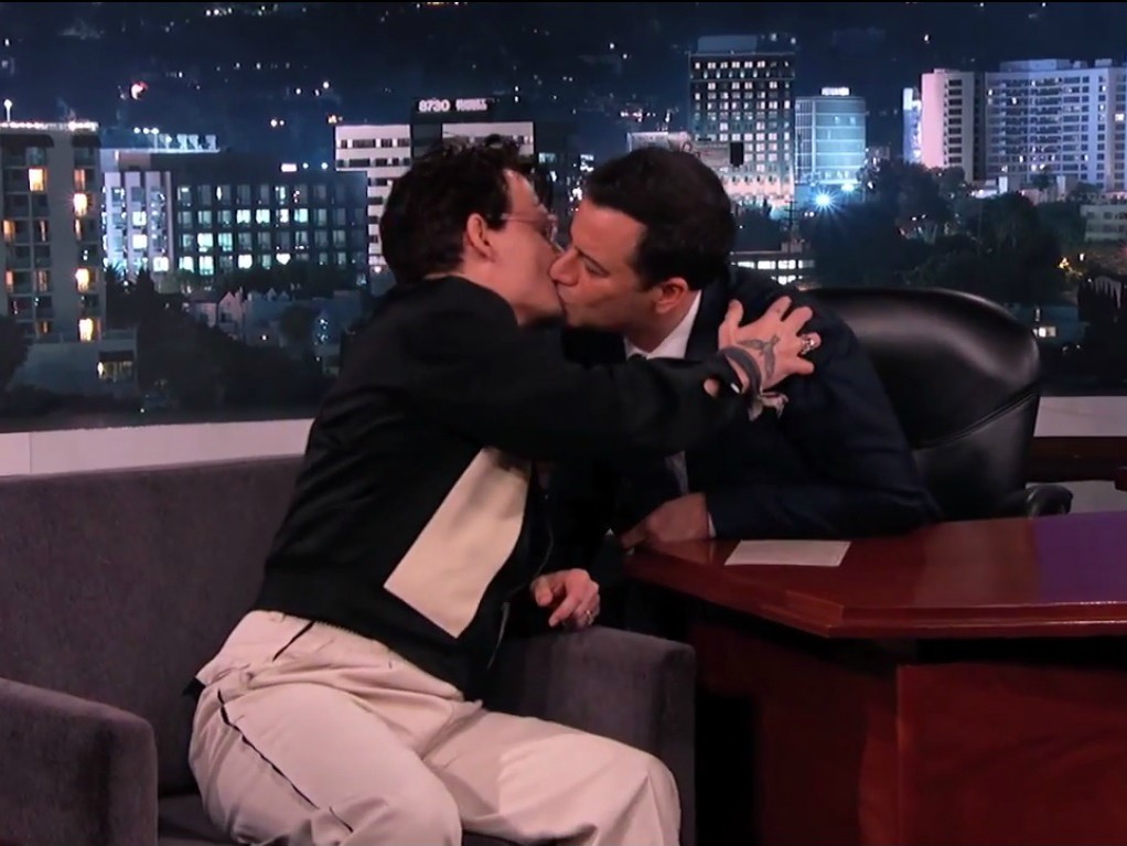 Johnny Depp (à esq.) beija a boca do humorista Jimmy Kimmel. (Foto: Reprodução)