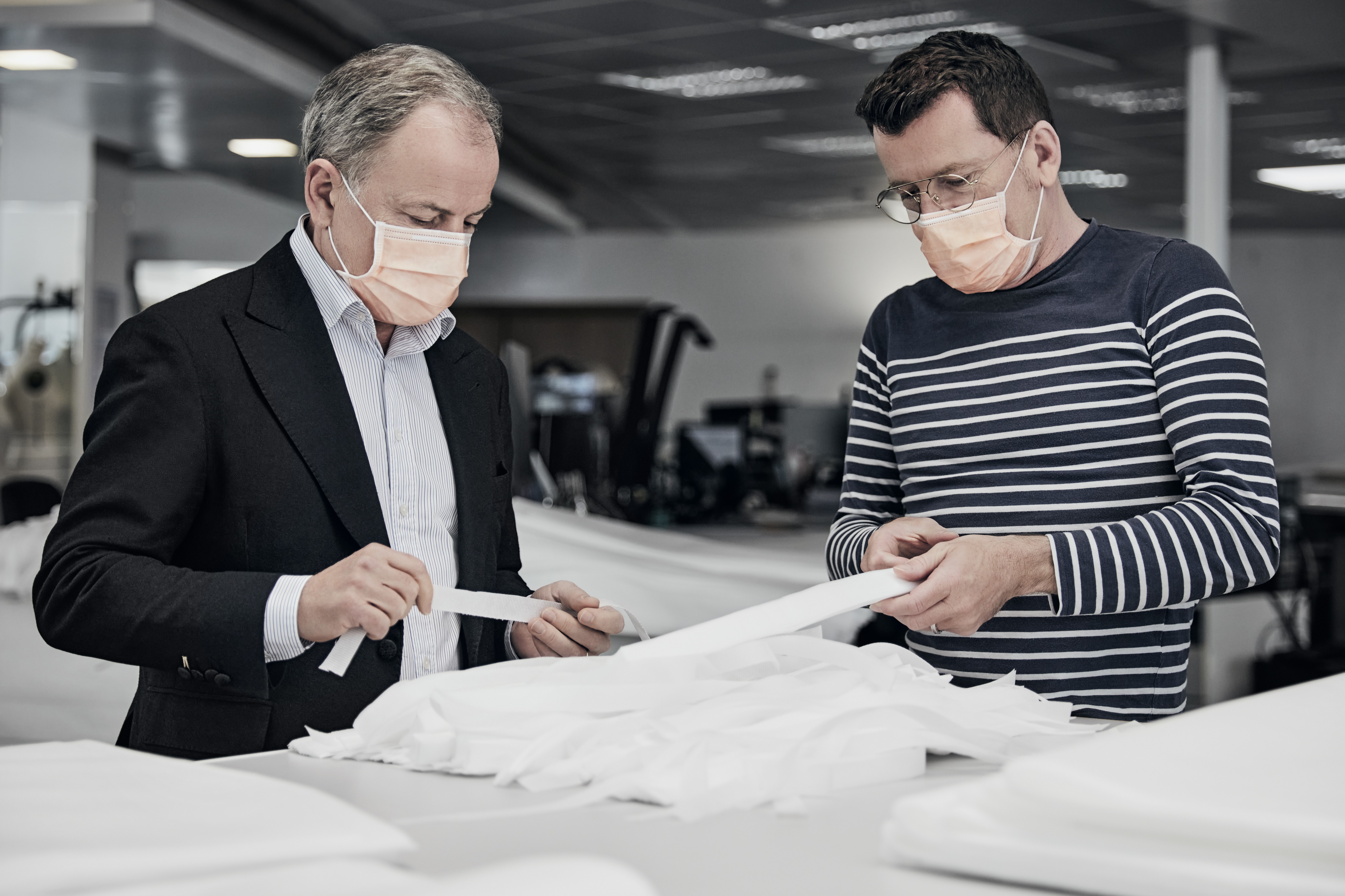 Louis Vuitton mobiliza ateliê de Paris para produzir aventais para hospitais (Foto: Piotr Stoklosa)
