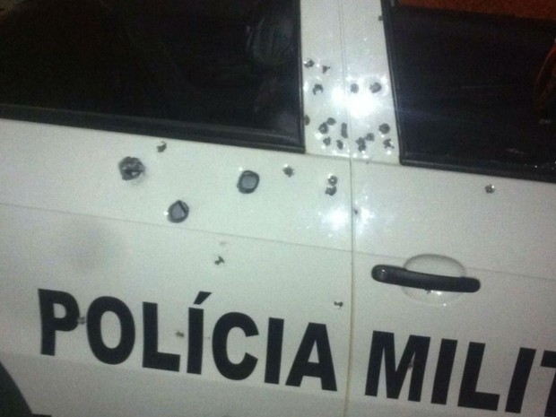 Carro da PM de Lagoa Nova foi atingido por vários disparos (Foto: J. Júnior/G1)