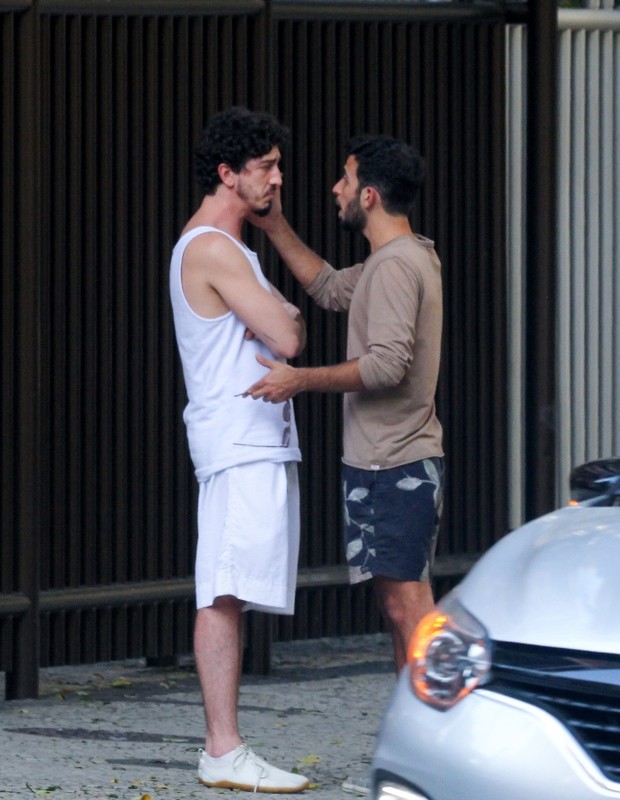 Johnny Massaro troca carinhos com o namorado, João Pedro Accioly (Foto: JC Pereira/AgNews)