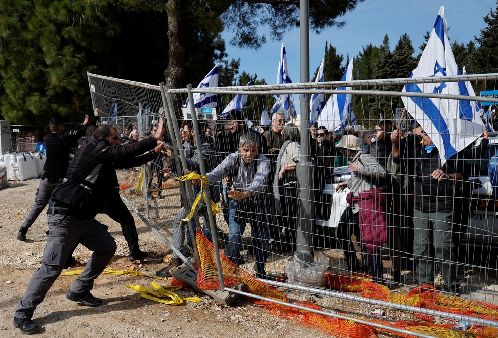 Manifestantes enfrentam policiais na porta do Parlamento de Israel, em Jerusalém, durante protesto contra a reforma judicial proposta pelo governo, em 13 de fevereiro de 2023.  — Foto: Ammar Awad/ Reuters