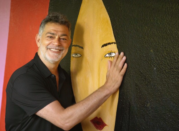 Eduardo Moscovis tem um corredor de entrada em sua casa pintado pela artista plástica Rita Wainer (Foto: Alberto Renault / Divulgação)