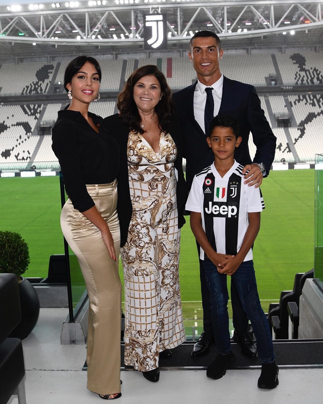 Cristiano Ronaldo com a família (Foto: Reprodução/Instagram)