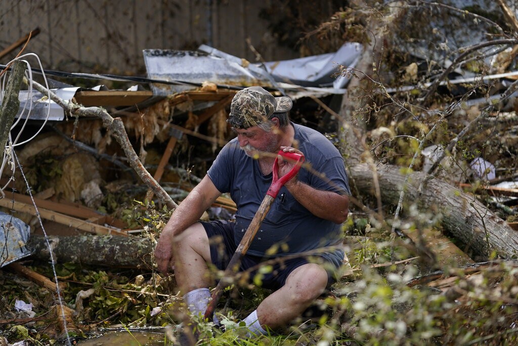 Após passagem do Laura, família do sul dos EUA tem casa atingida por furacão pela 3ª vez thumbnail