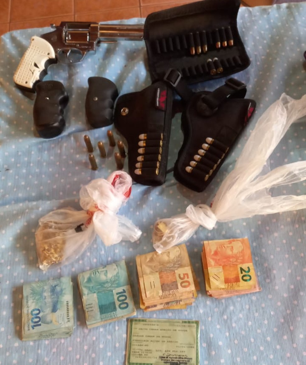 Dinheiro, drogas e objetos apreendidos durante a Operação Bereu — Foto: Polícia Civil