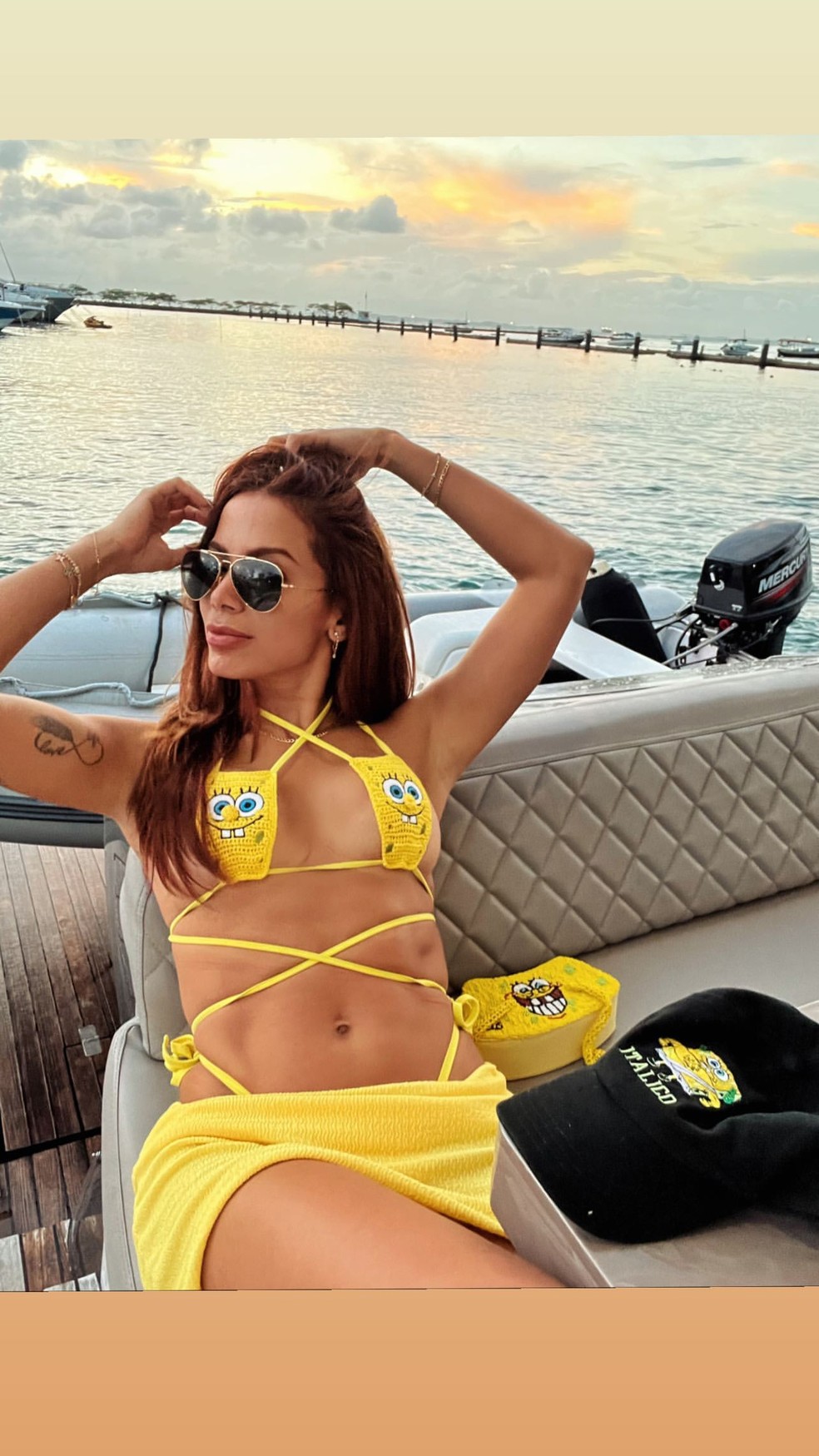 Anitta usa look grifado 'Bob Esponja' de R$ 11,6 mil em passeio de barco &mdash; Foto: Reprodu&ccedil;&atilde;o / Instagram