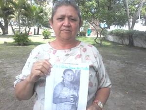 Antônia Sandra da Silva Targino procura a irmã Maria de Fátima Lima dos Santos (Foto: Thiago Conrado/ G1)
