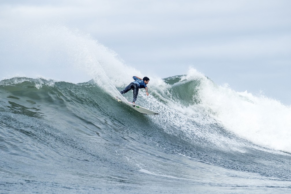 Italo Ferreira não tomou conhecimento de Mick Fanning (Foto: Kelly Cestari/WSL)