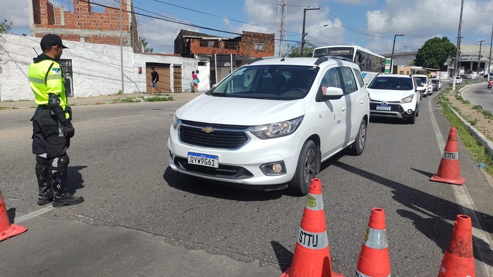 Agentes da STTU orientam motoristas na Avenida Tomaz Landim sobre as alterações provocadas pelas obras — Foto: Lucas Cortez/Inter TV Cabugi