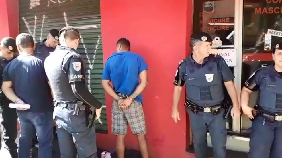 Momento que o suspeito foi preso por guardas municipais em Jundiaí — Foto: Guarda Municipal/Divulgação