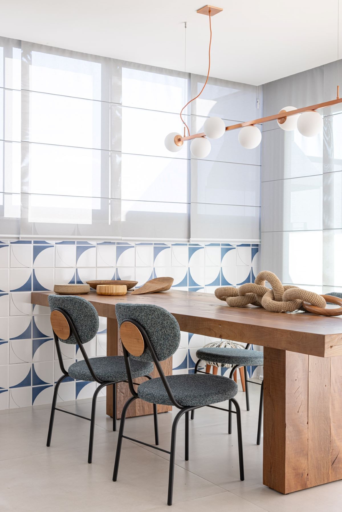 SALA DE JANTAR | O escritório desenvolveu azulejos exclusivos para os moradores para tornar o espaço ainda mais especial.Piso é da Portobello (Foto: Joana França / Divulgação)