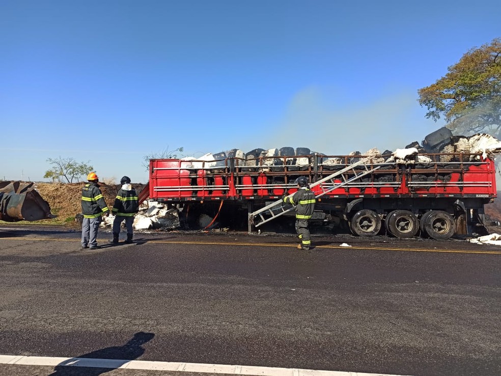 Carga de algodão transportada em carreta pegou fogo em Martinópolis — Foto: Defesa Civil