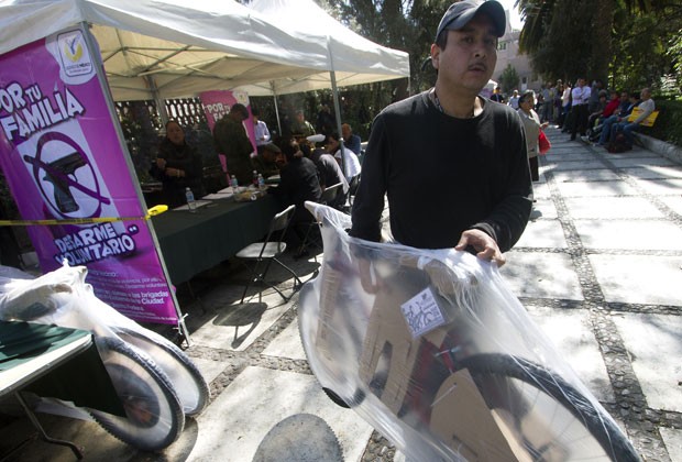Campanha torca armas por bicicletas no México (Foto: AFP)