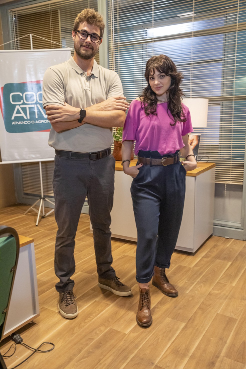 Rafael Vitti e Debora Ozorio nos bastidores de 'Terra e paixão' — Foto: Globo/ João Miguel Júnior