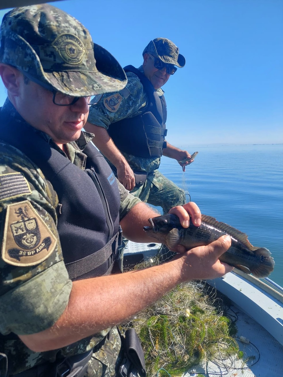 Foram apreendidos 900 metros de redes de pesca em Presidente Epitácio (SP) — Foto: Polícia Militar Ambiental