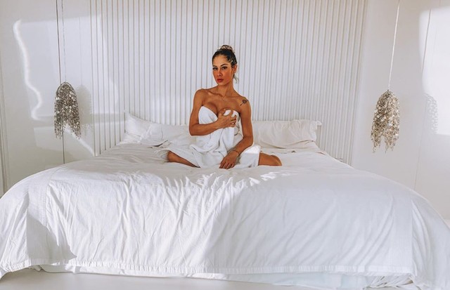 Mayra Cardi posa em cama branca (Foto: Reprodução/Instagram)