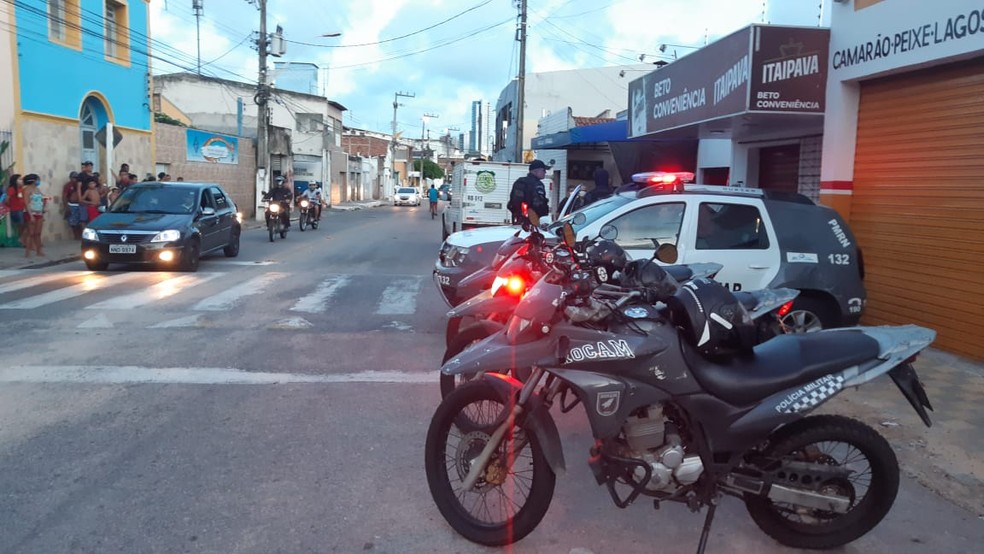 Homem foi morto com um tiro no rosto na Zona Leste de Natal — Foto: Sérgio Henrique Santos/Inter TV Cabugi