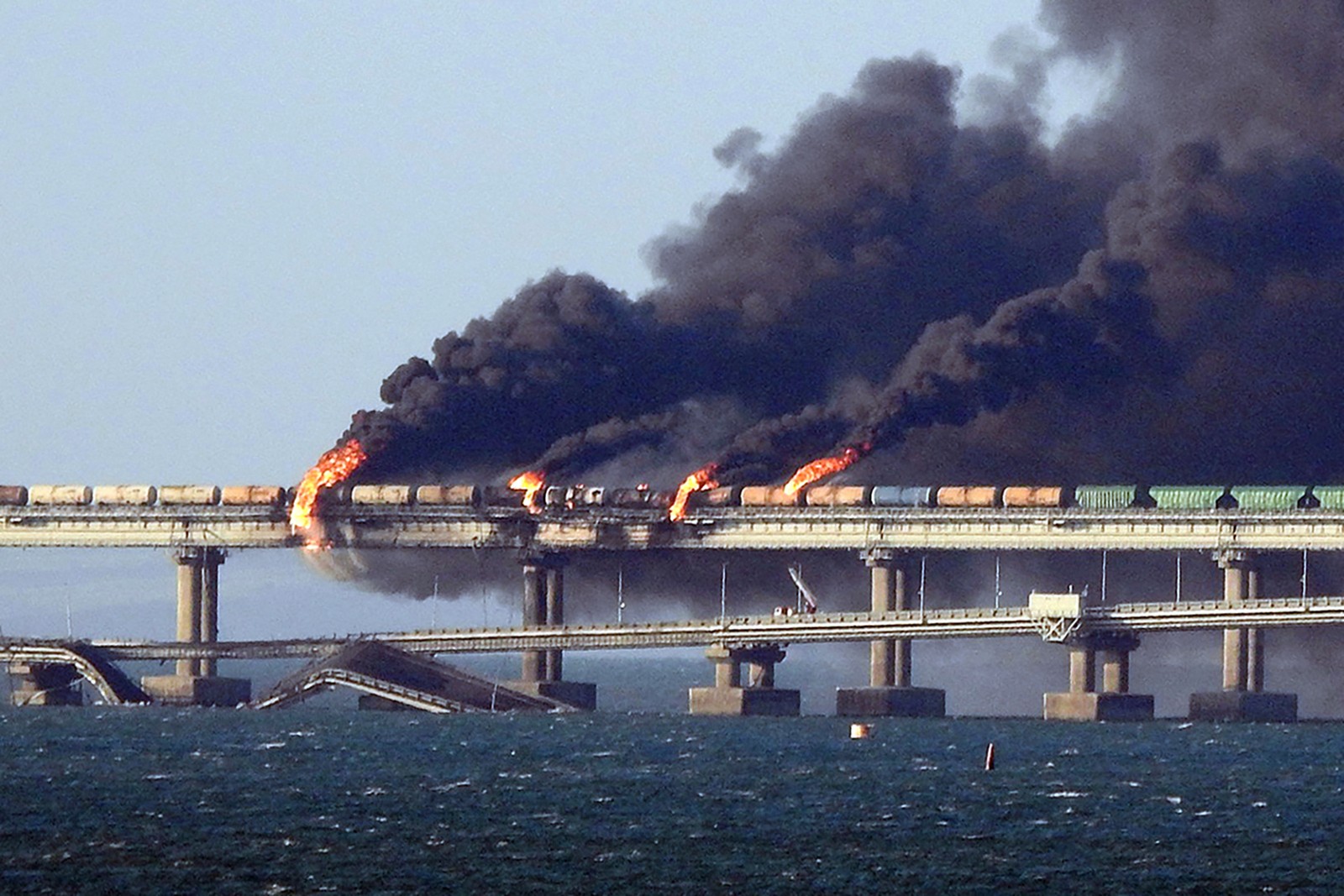 Ataque destrói parcialmente a ponte Kerch, que liga a Crimeia à Rússia, depois que um caminhão explodiu, perto de Kerch, em 8 de outubro.  — Foto: AFP