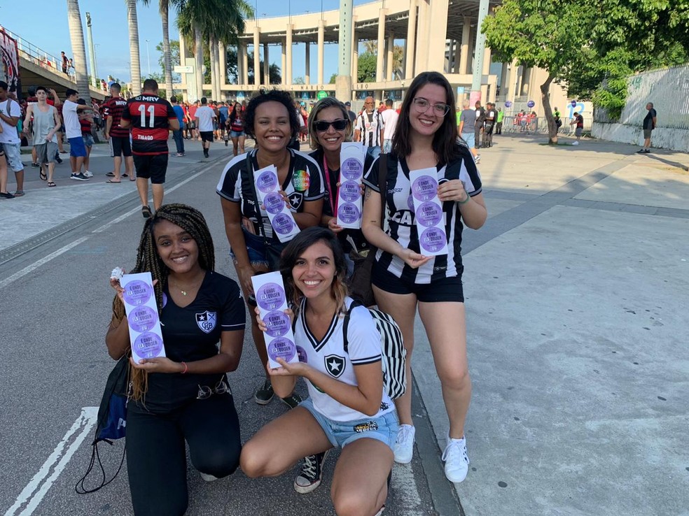 Torcedoras distribuem adesivos que incentivam a presença feminina nos estádios — Foto: Emanuelle Ribeiro