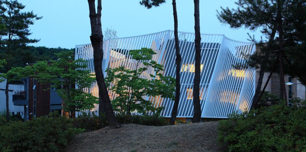 Forma inusitada e sustentabilidade em casa coreana (Foto: Jong Oh Kim / divulgação)
