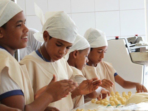 Associação Padre Enzo oferece cursos e oficinas de confeitaria, padaria e empreendedorismo de horta (Foto: Divulgação)