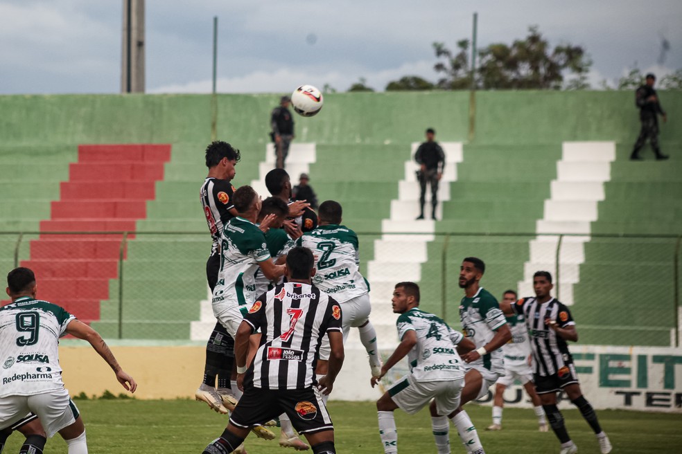 Jogadores de Sousa e Botafogo-PB em disputa de bola durante o jogo no Marizão — Foto: Cristiano Santos / Botafogo-PB