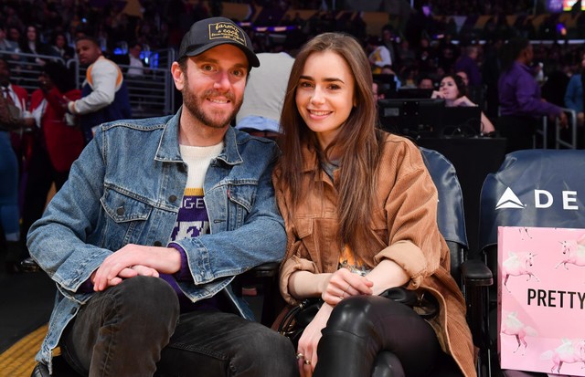 LOS ANGELES, CALIFORNIA - JANUARY 13: Lily Collins and Charlie McDowell attend a basketball game between the Los Angeles Lakers and the Cleveland Cavaliers at Staples Center on January 13, 2020 in Los Angeles, California. (Photo by Allen Berezovsky/Getty  (Foto: Getty Images)