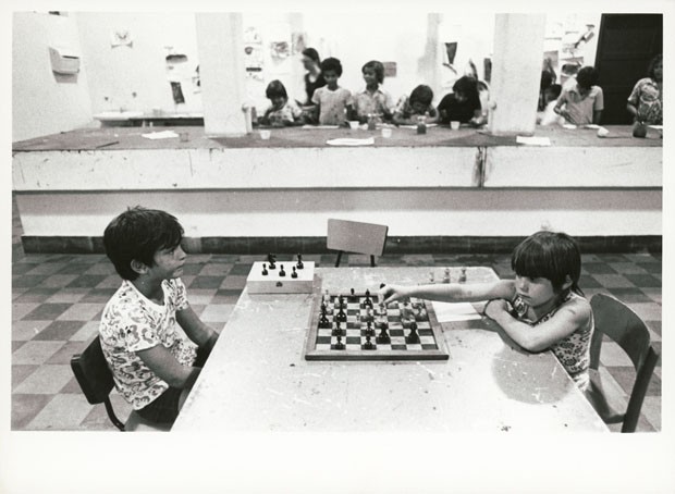 Crianças jogando xadrez antes da restauração do prédio, 1975-76 (Foto: Paquito)