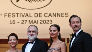 Gabrielle Tana, Karim Ainouz, Alicia Vikander e Jude Law — Foto: HRISTOPHE SIMON / AFP