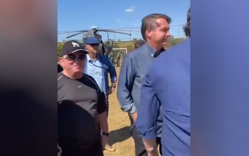 Presidente Jair Bolsonaro chega a fazenda do cantor Amado Batista, onde vai almoçar, em Goianápolis — Foto: Reprodução/Instagram