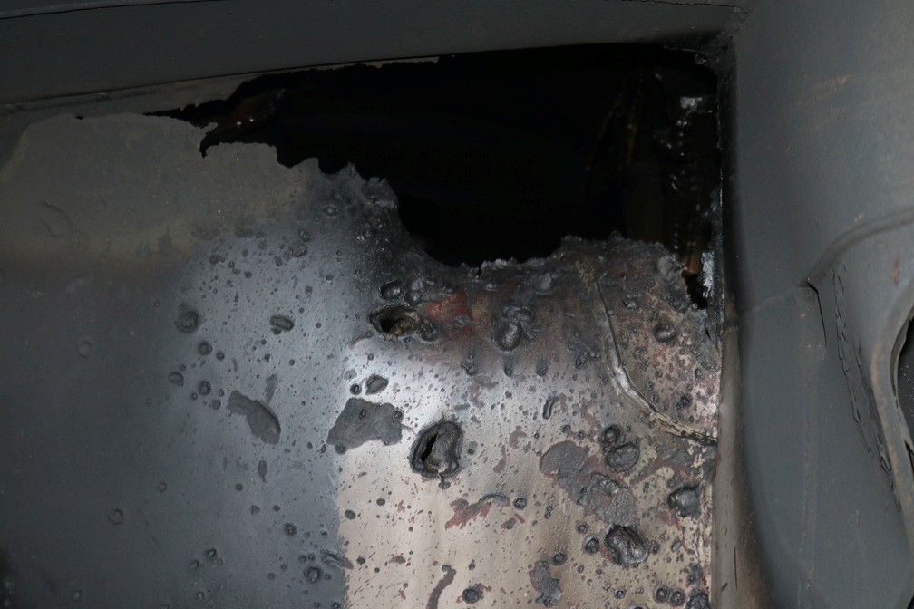 Buraco em petroleiro japonês que, segundo o Pentágono, foi causado pela explosão de uma mina colocada pelo Irã — Foto: U.S. Navy/Handout via Reuters