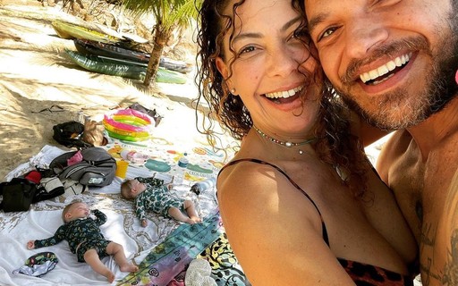 Fabíula Nascimento e Emílio Dantas encantam em foto com gêmeos na praia